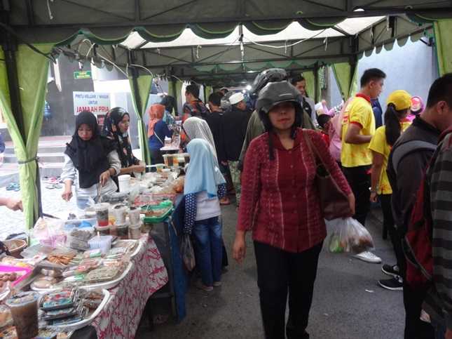 Lapak dagangan yang saling berhadapan di antara jalur hilir mudik pembeli (Sumber: dokumen pribadi)