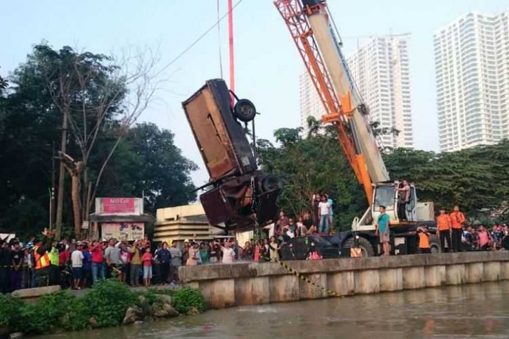 Proses evakuasi mobil pickup yang tercebur di Kalimalang, Bekasi, Sabtu (26/5/2018).