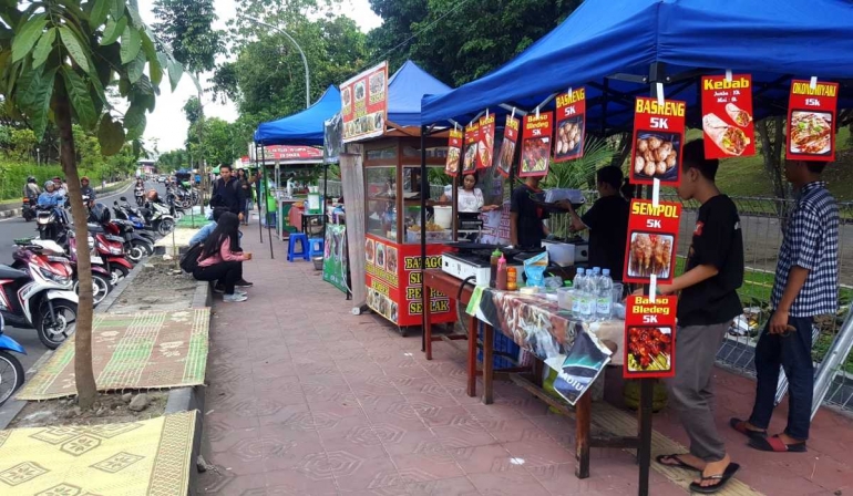 Selama Ramadan tenda-tenda penjual makanan menempati trotoar di sepanjang Jalan Lingkar Timur UGM (dok. pri)>