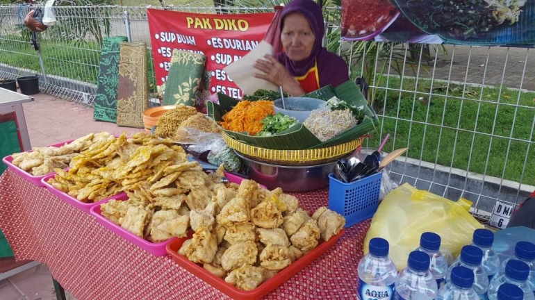 Penjual pecel dan gorengan di Pasar Ramadan UGM (dok. pri).
