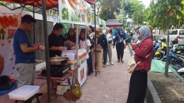 Sejumlah orang antre membeli donat Indomie di Pasar Ramadan UGM pada Minggu (27/5/2018) sore (dok. pri).