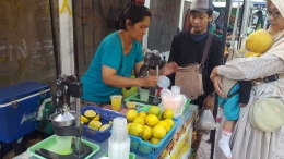 Penjual es sari jeruk murni (dok. pri).