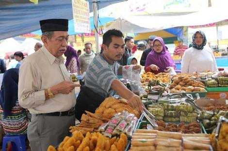 Pasar dadakan kerap muncul saat bulan Ramadhan (sumber: megapolitan.kompas.com)