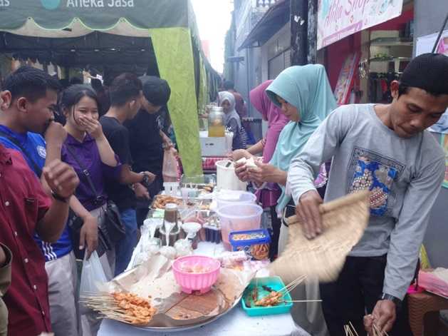 Pasar dadakan yang menjual berbagai macam takjil khas Ramadhan (Sumber: dokumen pribadi)