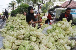 http://www.tribunnews.com/images/regional/view/1605095/penjual-kulit-ketupat-ramadan