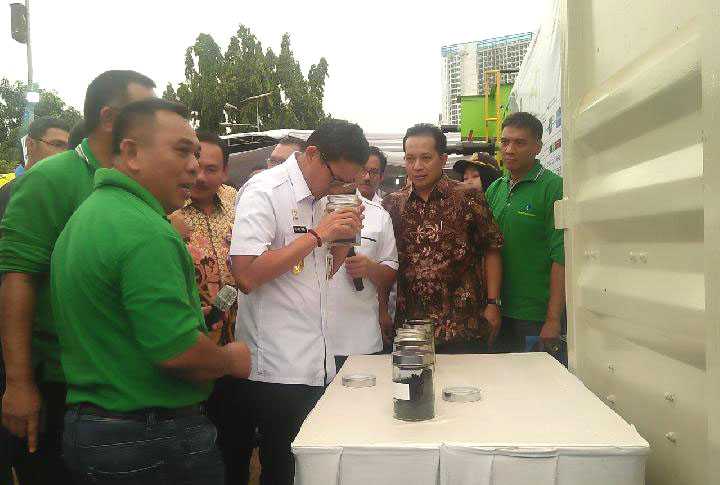 Sandiaga Uno menciumi air bersih hasil IPLT. (Foto: tempo.co)