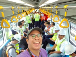 Selfie di dalam LRT Palembang (sumber: deddyhuang.com)