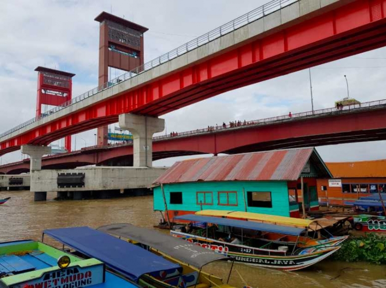 Rel LRT berdampingan dengan Jembatan Ampera (sumber: deddyhuang.com)