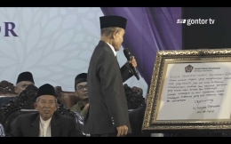 Pak Hasan membacakan kesan dan pesan Sri Mulyani yang baru saja ditulis di kertas berbingkai. (gontortv)