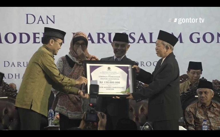 Pak Hasan dan Pak Syamsul menerima secara simbolis bantuan dari Lembaga Pembiayaan Ekspor Indonesia. (gontortv)