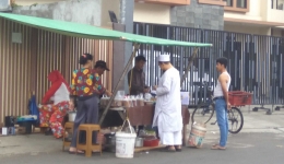 Ada berbagai makanan dan berbagai minuman berbuka di tiap meja para pedagang musiman ramadan (dok.windhu) 