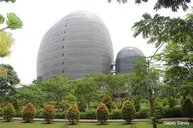 Gedung New Media Tower (NMT) Universitas Multimedia Nusantara di Scientia Garden Jalan Boulevard Gading Serpong, Tangerang, Banten, yang berbentuk oval dan mirip kepompong. (Foto: Gapey Sandy)