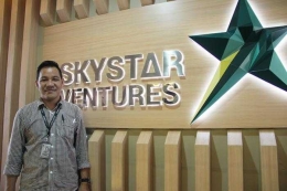 Sudarman Sutanto selaku Building Manager Universitas Multimedia Nusantara berpose di lantai 12 Gedung New Media Tower yang biasa disebut sebagai Business Incubator atau Skystar Ventures. (Foto: Gapey Sandy)