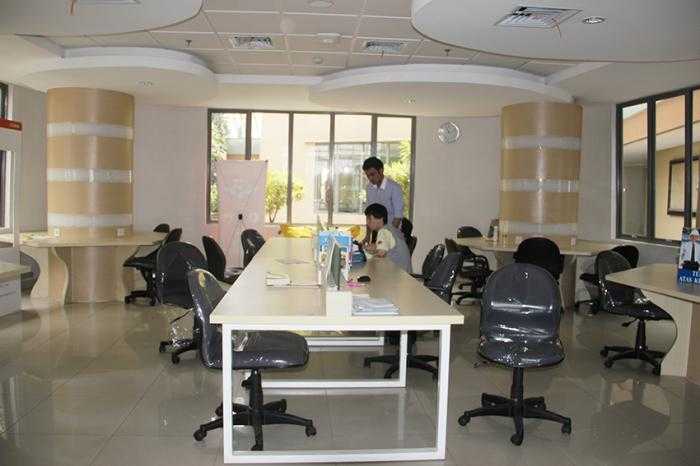 Suasana ruang kelas di bangunan berbentuk setengah oval di lantai paling atas Gedung New Media Tower UMN, Serpong, Tangerang, Banten. (Foto: Gapey Sandy)