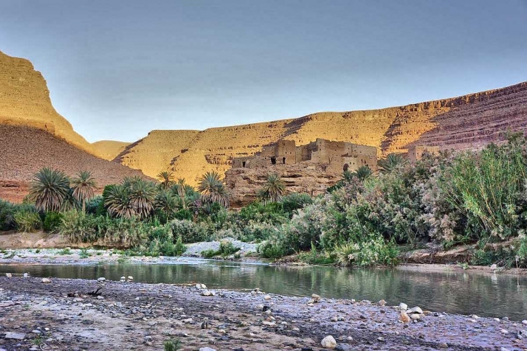 Ngarai Ziz dengan Kasbah, oase dan sungainya (dokumentasi pribadi)