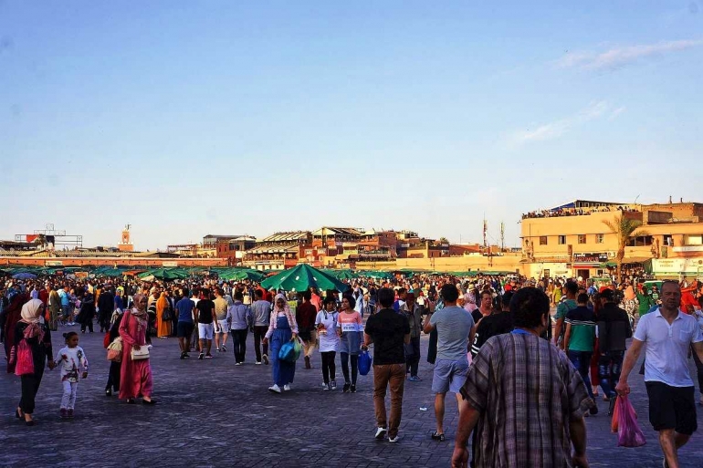 Alun-alun Marrakech Djemaa el Fna yang ramai oleh pengunjung (dokumentasi pribadi)