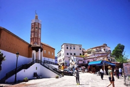 Mesjid terbesar di alun-alun kota tua Chefchaouen dengan minaret bersegi delapan (dokumentasi pribadi)