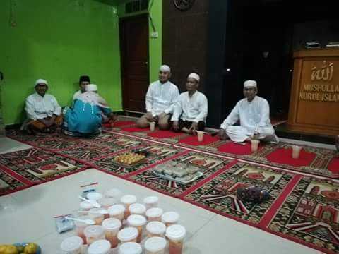 LMK 08 Jati Pulo Muhamad Ridwan (nomor tiga dari kanan) saat lakukan bukber di Musholla Nurul Islam RW 08 Jati Pulo