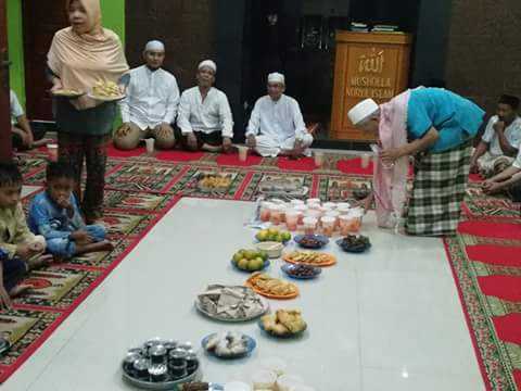 LMK 08 Jati Pulo Muhamad Ridwan saat lakukan bukber di Musholla Nurul Islam RW 08 Jati Pulo