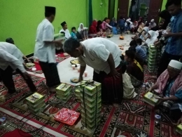 Suasana buka puasa bersama di Musholla Nurul Islam RW 08 Jati Pulo