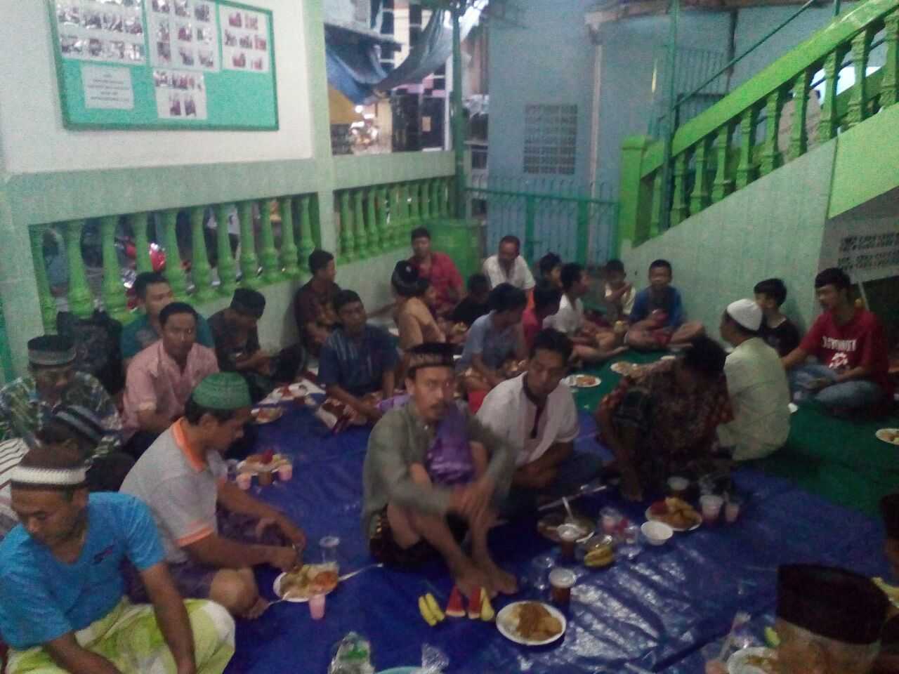 Warga sekitar Musholla Nurul Islam RW 08 Jati Pulo saat buka puasa bersama LMK 08 Jati Pulo