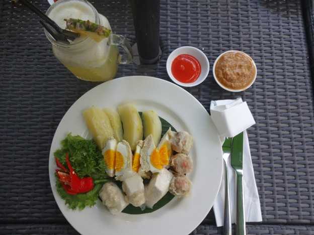 Kebiasaan makan di luar saat buka puasa atau sahur akan meningkatkan penegluaran di bulan Ramadhan (Sumber: dokumen pribadi)