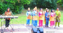 permainan alat musik angklung diiringi organ, menyanyikan lagu Tanah Airku Indonesia. (foto: dokpri)