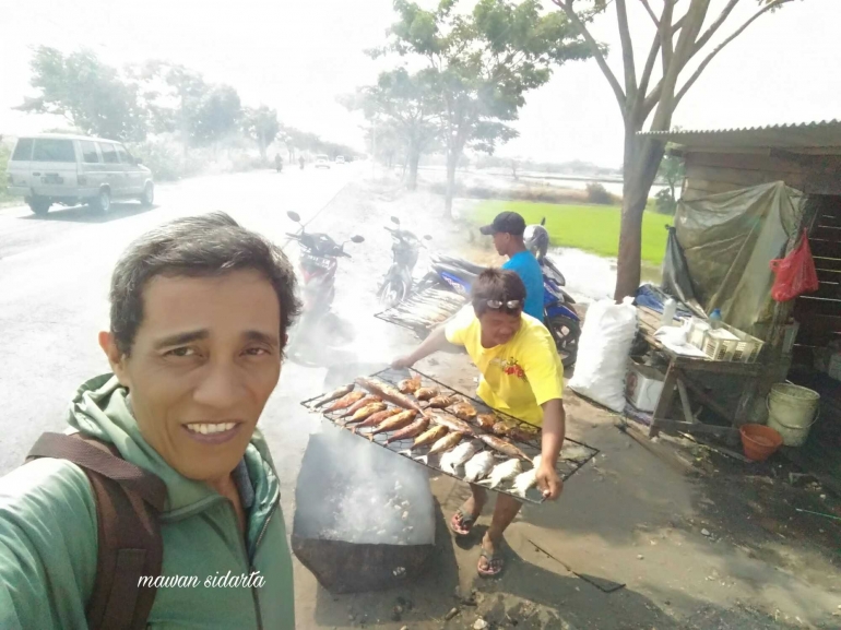 Sibuk mengasapi ikan agar tidak cepat rusak (dok.pri)