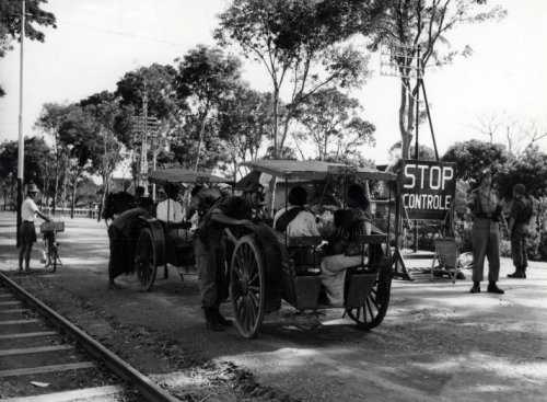 di keterangan foto ini tertulis Malang, 2 Agustus 1947: Serdadu Belanda menggeledah dua delmanFoto : Hugo Wilmar / spaarnestad / gahetna