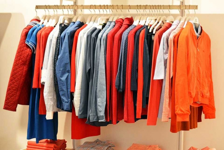 Jualan pakaian (sumber : pixabay.com)