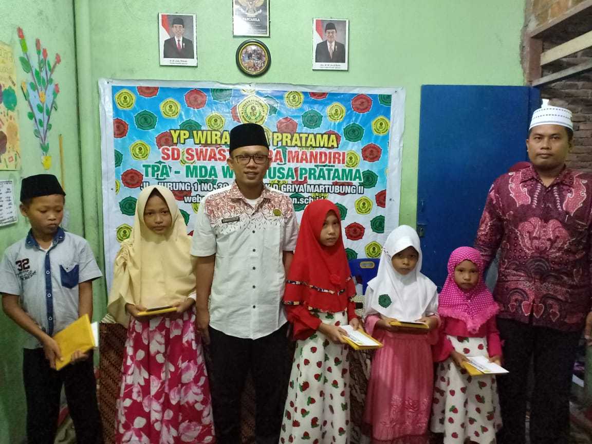 Anak-anak Yatim foto bersama dengan Ketua Yayasan Bapak M. Cheriandiva PH, S.Pd didampingi Ust. Muammar Khadafi T, S.SosI. Sumber Foto : www.ypwpmedan.sch.id