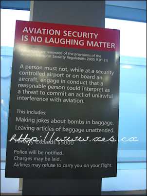 Peringatan untuk tidak bercanda tentang keselamatan penerbangan di bandara Melbourne, Australia (sumber:xec.cx)