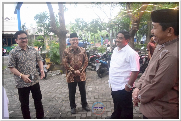 Soni Sumarsono (kedua dari kanan) dan H Muhammad Yasin (ketiga dari kanan) berbincang di salah satu sudut kota Bantaeng (29/05/18).