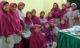 Kelompok Pengajian Wanita sudah terlatih sabar melayani buka puasa bersama (Dok Pribadi) 