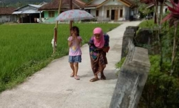 Nnek dan anak saya saat kami berkunjung awal tahun lalu. | Dokumentasi Pribadi