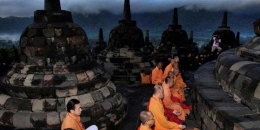 Biksu Buddha dari Konferensi Agung Sangha Indonesia (KASI), memasuki detik-detik Tri Suci Waisak di Candi Borobudur di Magelang, Jawa Tengah, Jumat (28/5/2010). Pada saat bersamaan, umat Buddha dari Walubi juga menjalani ibadah yang sama di pelataran candi yang prosesinya berlangsung hingga tengah malam.(KOMPAS IMAGES / FIKRIA HIDAYAT)