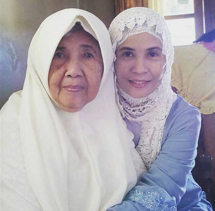 Sosok ibu menggantikan peran nenek yang tidak pernah lelah meneruskan ajaran agama dengan ketat (dok.pri)