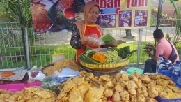 Mbah Jum, penjual dadakan di Pasar Ramadan UGM (dok. pri).
