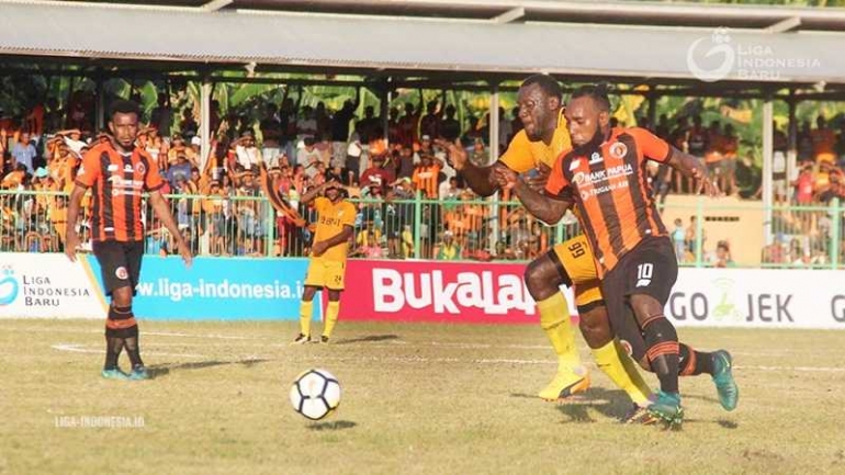 Perseru Serui menjamu Bhayangkara FC di Stadion Marora. Foto : LIB