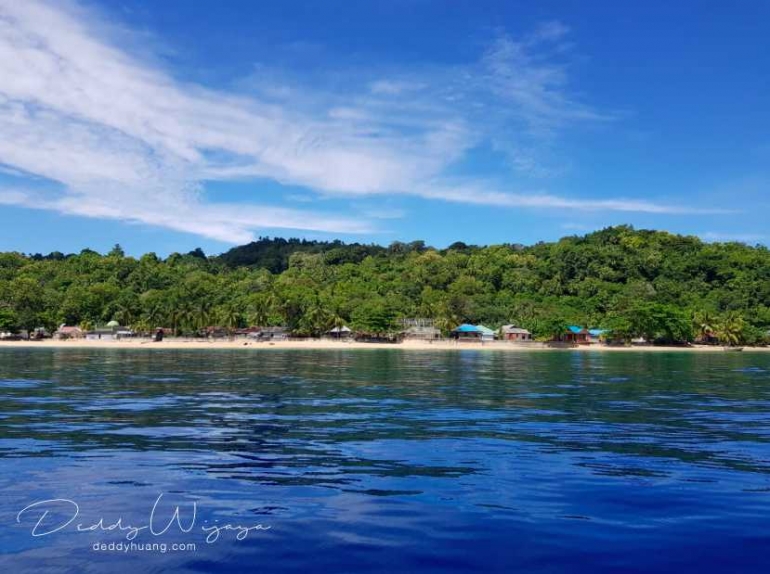 Laut dan langit seolah kompak (sumber : deddyhuang.com)