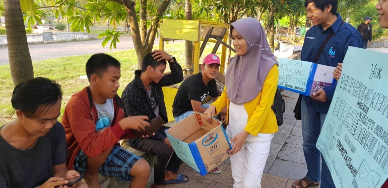 Suasana donasi keliling Immeta Sumsel dalam kegiatan Immeta Charity. Sumber: Alam KG
