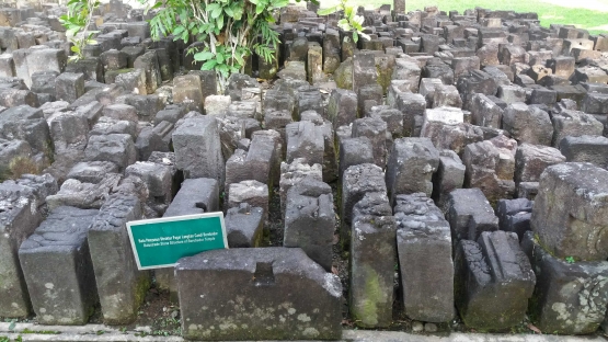 Batu penyusun pagar langkan candi yang dikumpulkan di Museum Borobudur (Dokpri)