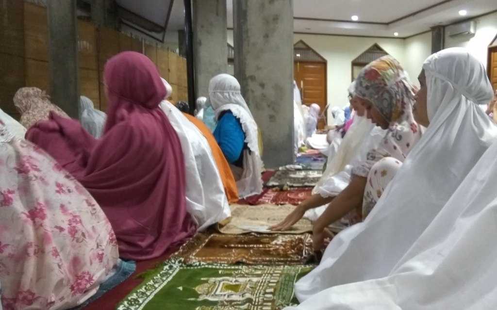 Shalat dengan menggunakan mukena yang bersih dan wangi lebih menyenangkan. Apalagi, saat ramadan. (dok.windhu)