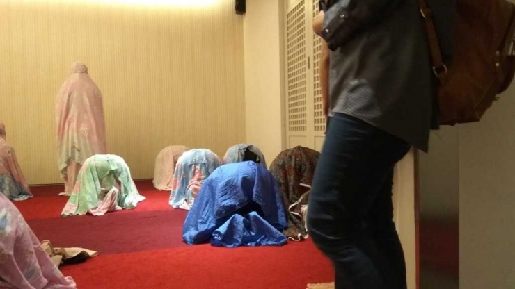 Mukena merupaan perlengkapan shalat untuk muslim, khas Indonesia. Jika tidak membawa saat di luar rumah, harus menunggu dulu. (dok.windhu)