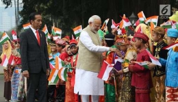 PM India Narendra Modi disambut Meriah Presiden RI Joko Widodo di Istana Merdeka (foto: liputan6.com)