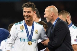Cristiano Ronaldo dan Zinedine Zidane tampak semringah seusai Real Madrid kembali menjadi juara Liga Champions 2018 di Kiev, 26 Mei 2018. 