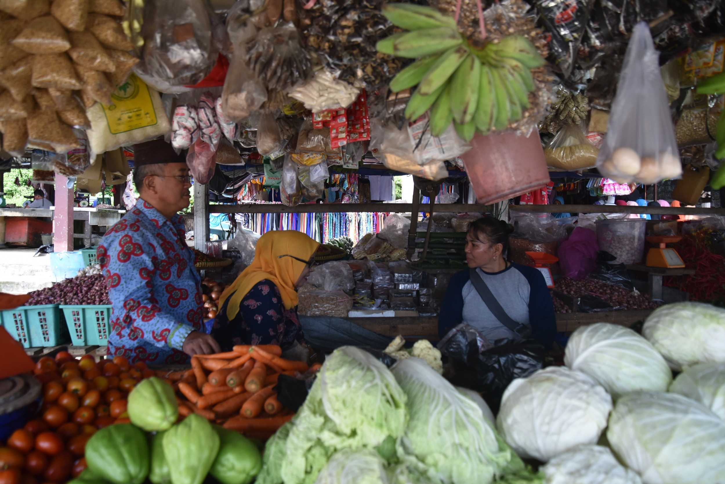 Staf Ahli Bupati Bangka, Dawami, ketika meninjauy harga di Pasar Belinyu. (Ft.Edo)