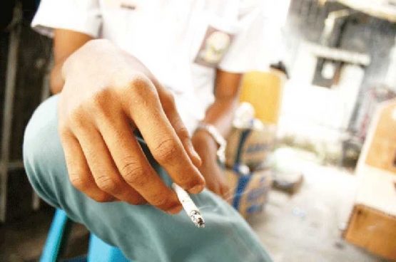 Remaja menjadi sasaran empuk korban iklan rokok yang mengesankan kegagahan (www.news.akurat.co.id)