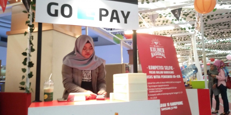 Kalo mau nyetor Go-Pay, mereka ada standnya juga loh.. Source: dok. Pribadi