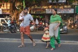 Di Kerala, India, orang pakai sarungnya begini hehehe. Foto milik pribadi